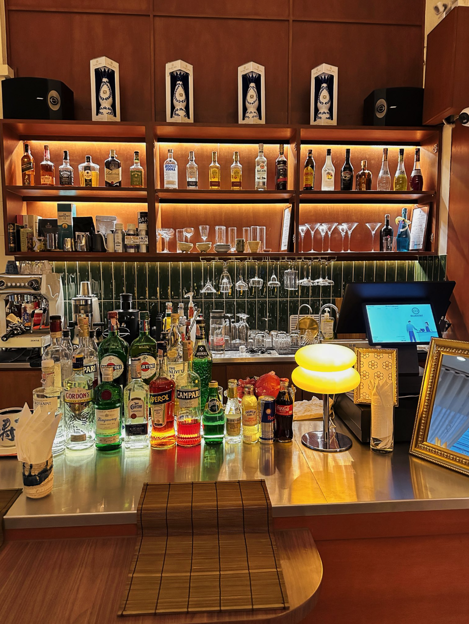 Cafe & Bar